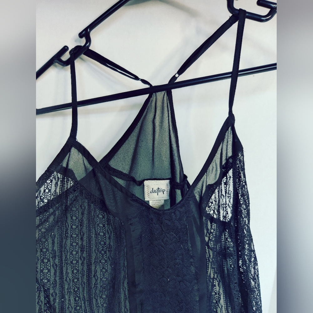 DAYTRIP *M* RACERBACK ADJUSTABLE LACE SHEER LAYERABLE TANK TOP 🫶 - Picture 7 of 7